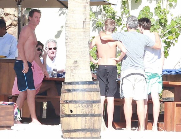 Exclusif - George Clooney et sa femme Amal Alamuddin en vacances avec Cindy Crawford et Rande Gerber (accompagnés de leurs enfants) profitent de leurs vacances de Noël à Cabo San Lucas, au Mexique, le 22 décembre 2014.