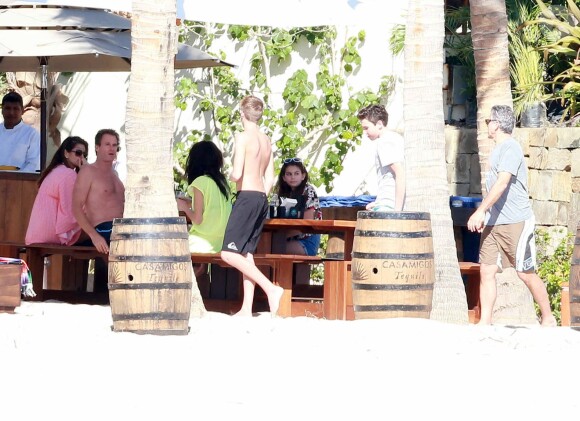 Exclusif - George Clooney et sa femme Amal Alamuddin en vacances avec Cindy Crawford et Rande Gerber (accompagnés de leurs enfants) profitent de leurs vacances de Noël à Cabo San Lucas, au Mexique, le 22 décembre 2014.