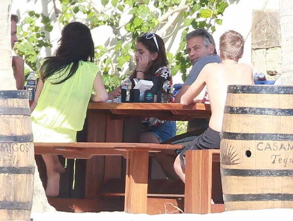 Exclusif - George Clooney et sa femme Amal Alamuddin en vacances avec Cindy Crawford et Rande Gerber (accompagnés de leurs enfants) profitent de leurs vacances de Noël à Cabo San Lucas, au Mexique, le 22 décembre 2014.