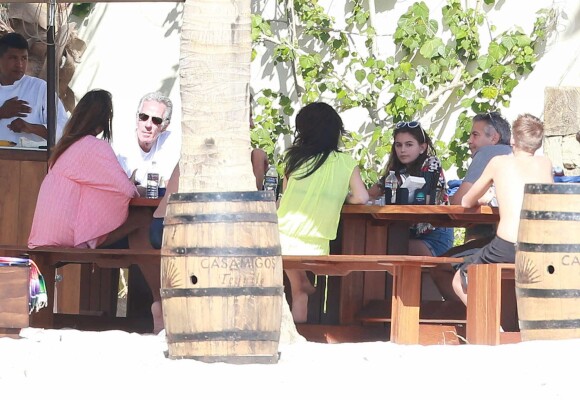 Exclusif - George Clooney et sa femme Amal Alamuddin en vacances avec Cindy Crawford et Rande Gerber (accompagnés de leurs enfants) profitent de leurs vacances de Noël à Cabo San Lucas, au Mexique, le 22 décembre 2014.