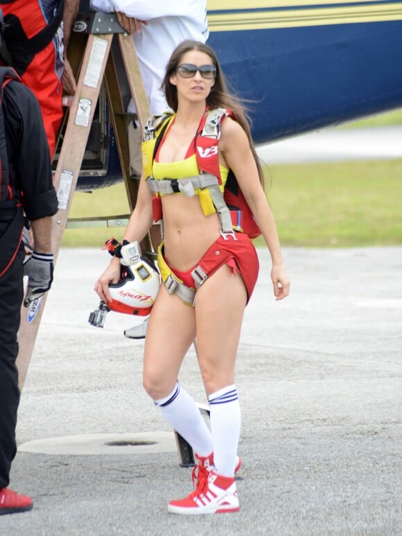 Exclusif - Anaïs Zanotti saute en parachute en bikini à Miami, le 27 décembre 2014.