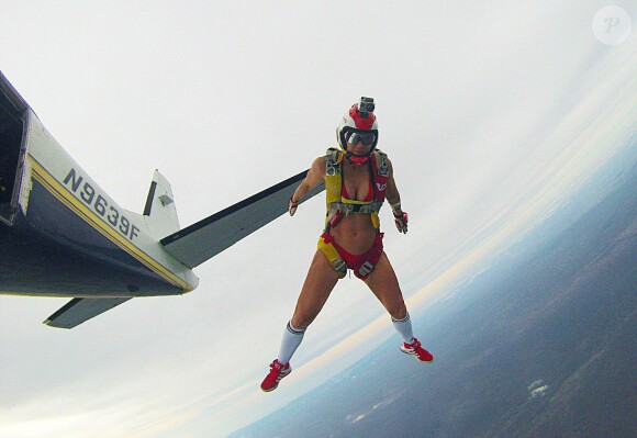 Exclusif - La sexy Anaïs Zanotti saute en parachute en bikini à Miami, le 27 décembre 2014.
