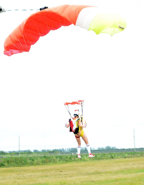 Exclusif - Anaïs Zanotti, sexy parachutiste à Miami, le 27 décembre 2014.