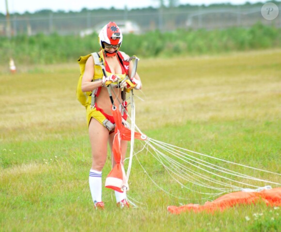 Exclusif - Anaïs Zanotti au sol après son saut en parachute à Miami, le 27 décembre 2014.