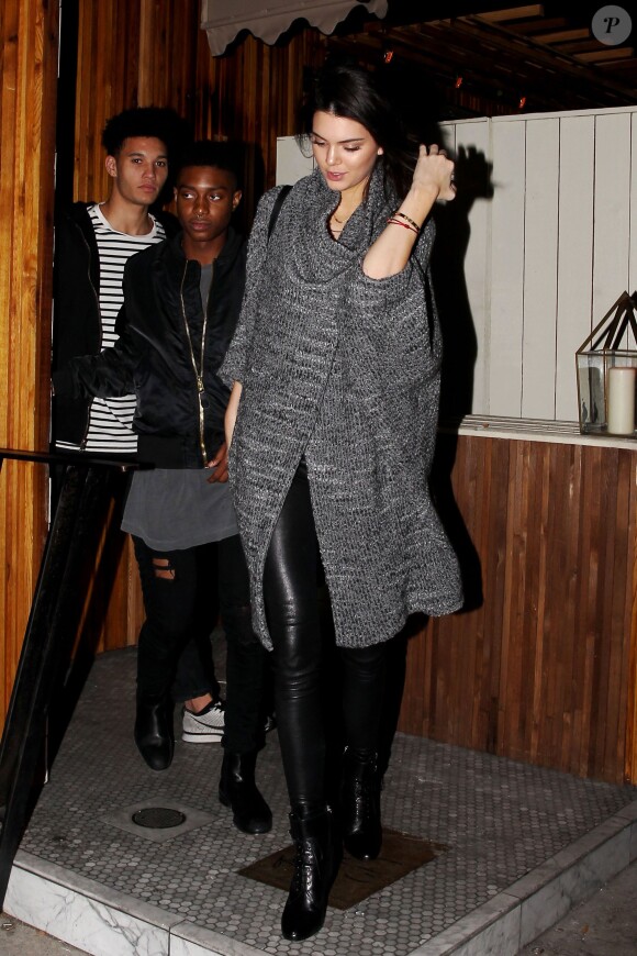 Kendall Jenner et ses amis quittent le restaurant/lounge The Nice Guy à West Hollywood. Le 4 janvier 2015.