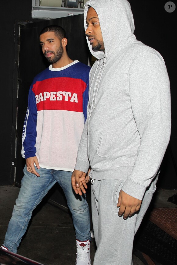 Drake et son bras droit et garde du corps Chubbs quittent The Nice Guy à West Hollywood. Le 4 janvier 2015.