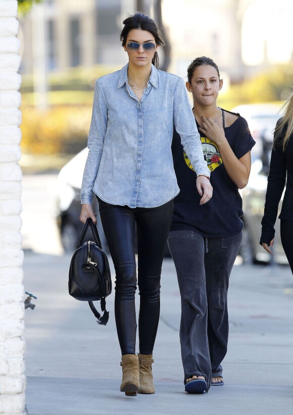 Exclusif - Kendall Jenner fait du shopping avec des amies à West Hollywood, le 4 janvier 2015.