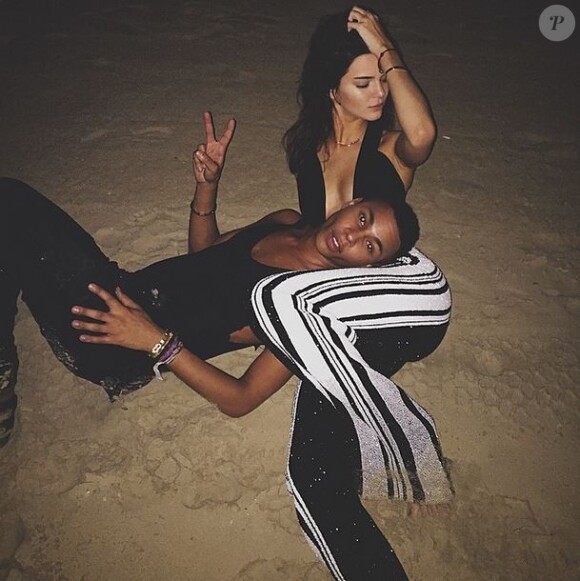 Kendall Jenner et Olivier Rousteing fêtent le Nouvel an sur une plage à Dubaï. Le 1er janvier 2015.