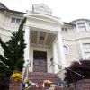 Hommages à Robin Williams devant la maison qui a servi pour le film Madame Doubtfire à San Francisco le 12 août 2014