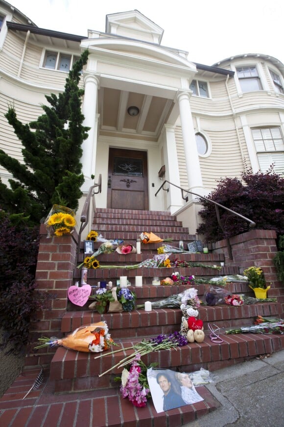 Hommages à Robin Williams devant la maison qui a servi pour le film Madame Doubtfire à San Francisco le 12 août 2014