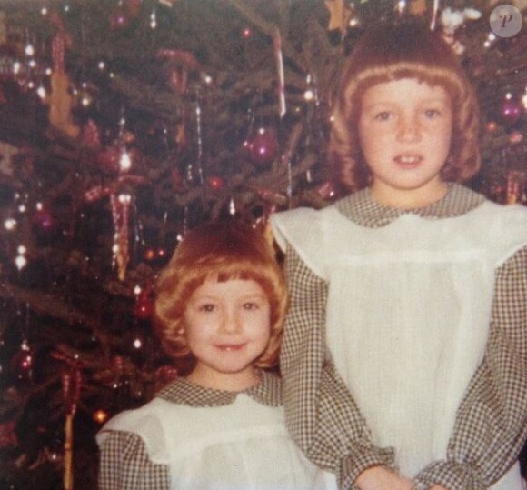 Qui est cette petite fille accompagnée de sa grande-soeur ? Photo postée sur Instagram le 15 décembre 2014.