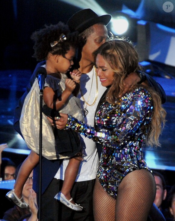 Jay Z, Blue Ivy Carter et Beyoncé sur la scène des MTV Video Music Awards 2014. Inglewood, le 24 août 2014.