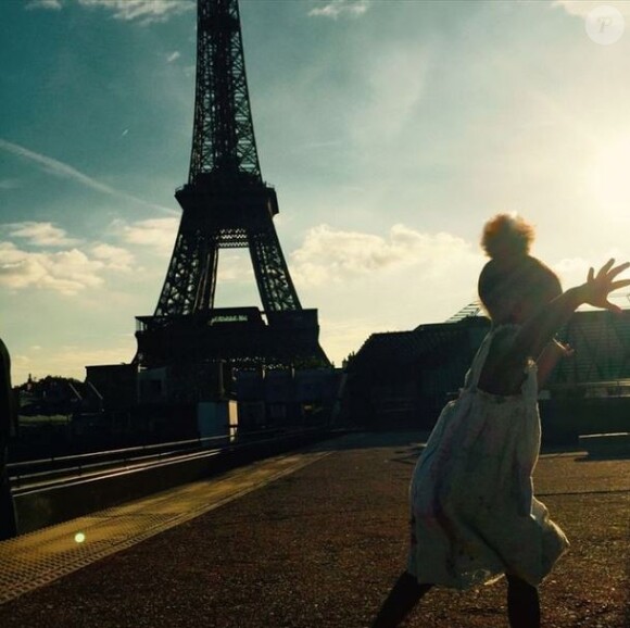 Blue Ivy devant la Tour Eiffel, à Paris. Photo postée le 8 novembre 2014.