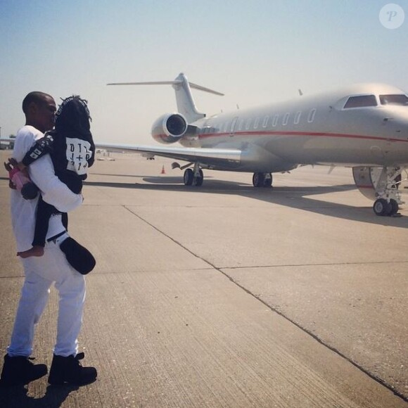 Blue Ivy dans les bras de son papa Jay Z, avant d'embarquer dans un jet privé à San Francisco. Photo postée le 7 août 2014.
