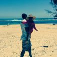  Jay Z et Blue Ivy partagent un moment d&eacute;tente sur une plage. Photo post&eacute;e le 29 juillet 2014. 
