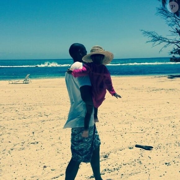 Jay Z et Blue Ivy partagent un moment détente sur une plage. Photo postée le 29 juillet 2014.