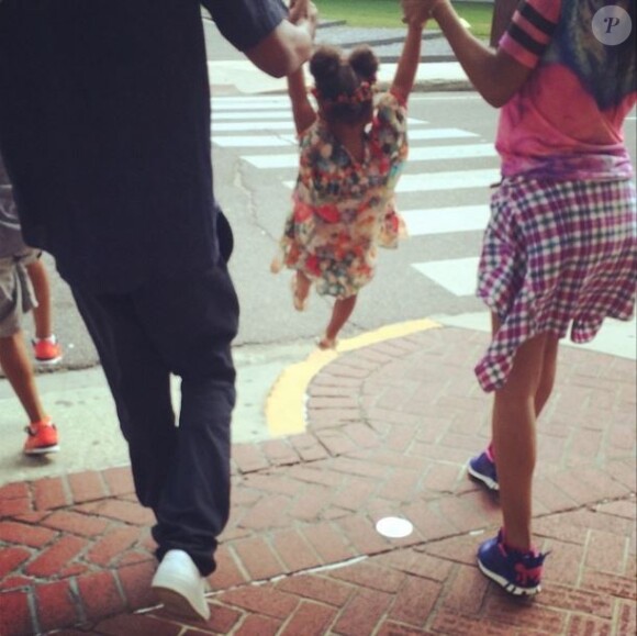 Jay Z, Blue Ivy et Beyoncé : une petite famille comblée ! Photo postée le 22 juillet 2014.