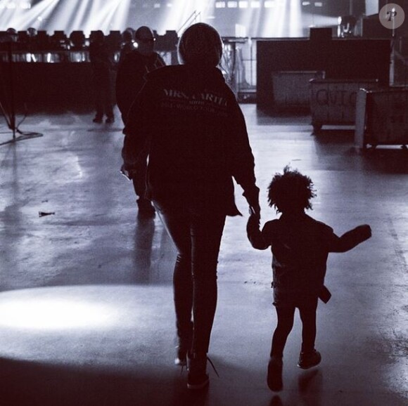 Beyoncé et Blue Ivy, main dans la main dans une salle de concert. Photo postée le 17 juillet 2014.