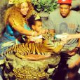 Beyoncé, Jay Z et leur fille Blue Ivy dans un zoo en Thaïlande. Janvier 2015.