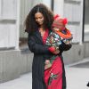 Thandie Newton et son bébé Booker marchent jusqu'au plateau de tournage de la nouvelle série The Slap dans laquelle joue l'actrice, à New-York le 5 janvier 2015.