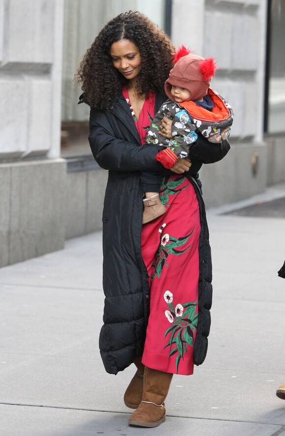 Thandie Newton et son bébé Booker marchent jusqu'au plateau de tournage de la nouvelle série The Slap dans laquelle joue l'actrice, à New-York le 5 janvier 2015.