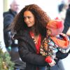 Thandie Newton et son petit bébé Booker marchent jusqu'au plateau de tournage de la nouvelle série The Slap dans laquelle joue l'actrice, à New-York le 5 janvier 2015.