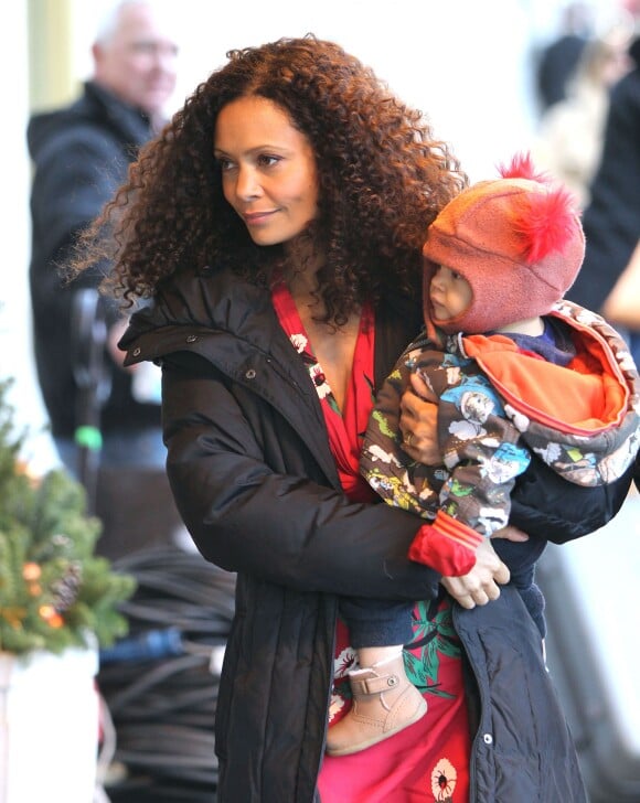 Thandie Newton et son petit bébé Booker marchent jusqu'au plateau de tournage de la nouvelle série The Slap dans laquelle joue l'actrice, à New-York le 5 janvier 2015.