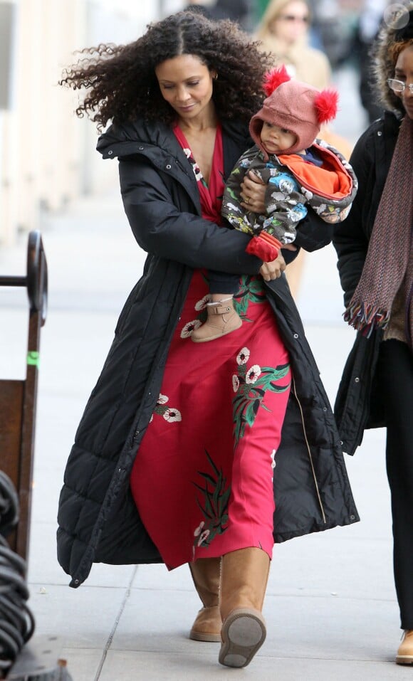 Thandie Newton et son adorable Booker marchent jusqu'au plateau de tournage de la nouvelle série The Slap dans laquelle joue l'actrice, à New-York le 5 janvier 2015.
