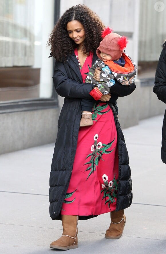 Thandie Newton et son bébé Booker marchent jusqu'au plateau de tournage de la nouvelle série The Slap dans laquelle joue l'actrice, à New-York le 5 janvier dernier