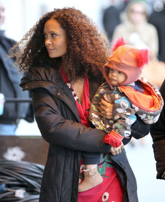 Thandie Newton et son petit bébé marchent jusqu'au plateau de tournage de la nouvelle série The Slap dans laquelle joue l'actrice, à New-York le 5 janvier 2015.