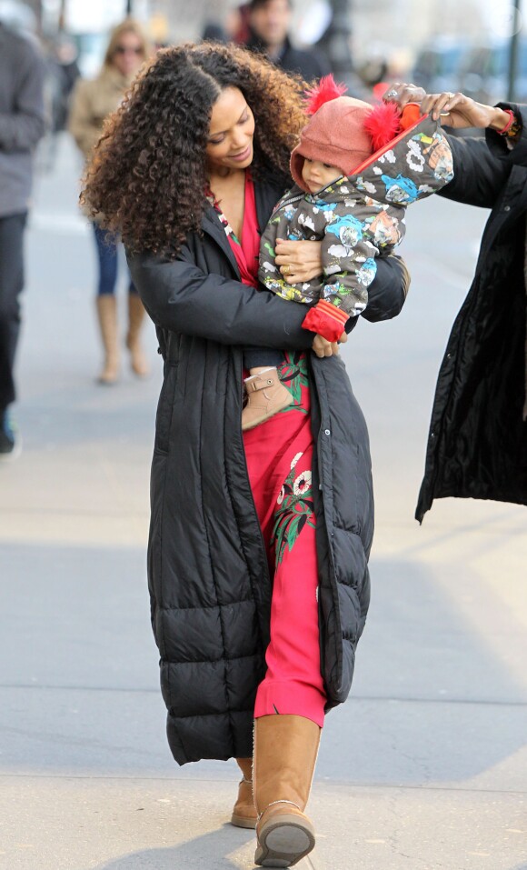 Thandie Newton et son petit bébé Booker marchent jusqu'au plateau de tournage de la nouvelle série The Slap dans laquelle joue l'actrice, à New-York le 5 janvier 2015.