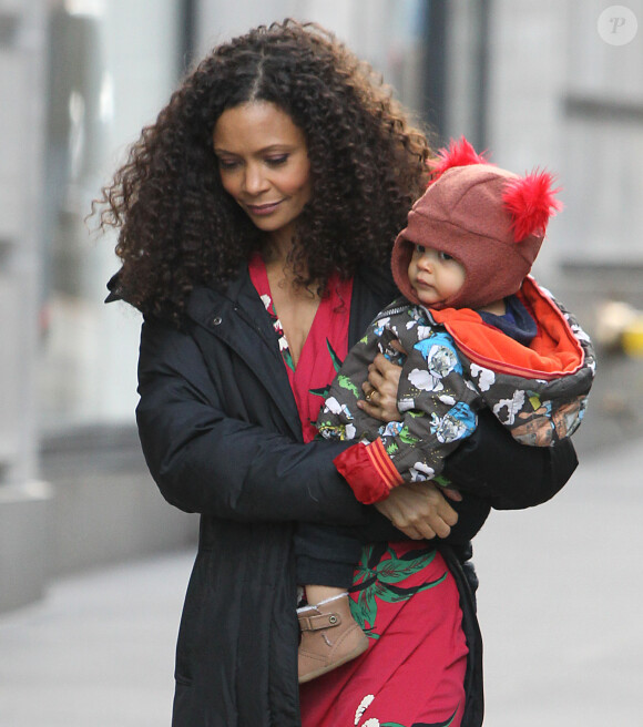 Thandie Newton et son petit bébé Booker marchent jusqu'au plateau de tournage de la nouvelle série The Slap dans laquelle joue l'actrice, à New-York le 5 janvier 2015.
