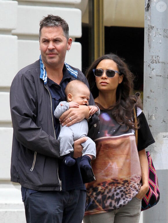 Thandie Newton et son mari Ol Parker se baladent avec leur nouveau-né Booker près de Tribeca à New York le 23 mai 2014 