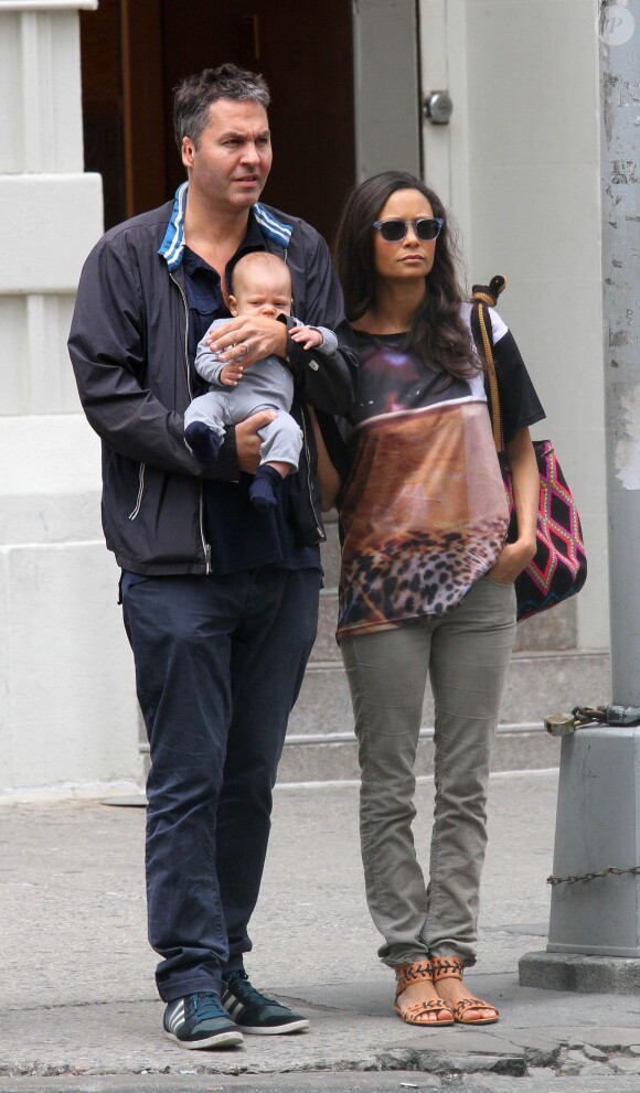 Thandie Newton et son mari Ol Parker se baladent avec leur nouveau-né Booker près de Tribeca à New York le 23 mai 2014