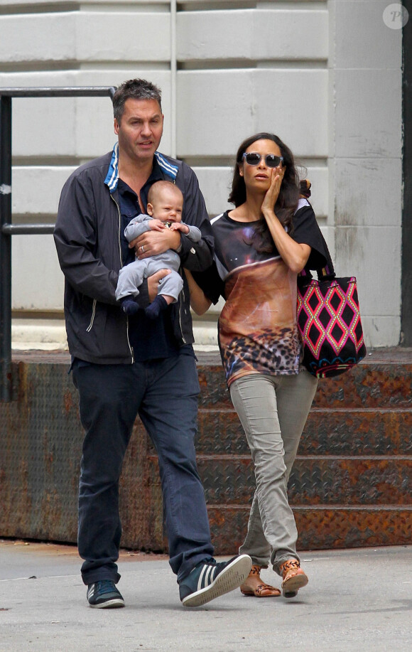 Thandie Newton et son mari Ol Parker se baladent avec leur nouveau-né Booker près de Tribeca à New York le 23 mai 2014