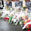 De nombreux hommages et gerbes de fleurs ont été déposés devant les locaux de Charlie Hebdo, suite à l'attaque terroriste survenue le 7 janvier 2015, et ayant fait 12 morts. Paris, le 8 janvier 2015.