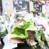 De nombreux hommages et gerbes de fleurs ont été déposés devant les locaux de Charlie Hebdo, suite à l'attaque terroriste survenue le 7 janvier 2015, et ayant fait 12 morts. Paris, le 8 janvier 2015.