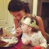 Jade Foret fait goûter la galette des rois à sa fille Liva. Janvier 2015.