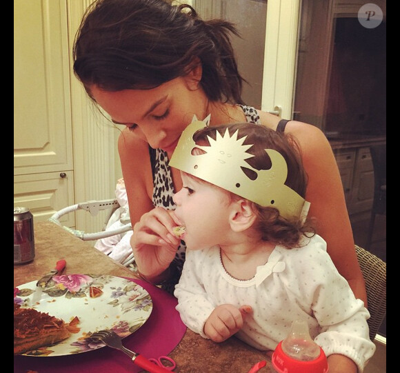 Jade Foret fait goûter la galette des rois à sa fille Liva. Janvier 2015.