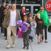 Brad Pitt et Angelina Jolie arrivent à l'aéroport de Los Angeles en provenance d'Australie avec leurs enfants, le 5 février 2014. Pax marche avec son père avec son nounours violet, suivi de sa soeur Shiloh Nouvel. Angelina Jolie tient la main de sa fille Vivienne Marcheline, et Zahara tient la main de son frère Knox Léon juste derrière elles. Maddox suit la troupe avec ses écouteurs. Toute la famille revient d'Australie où Angelina Jolie a fini de tourner "Unbroken".