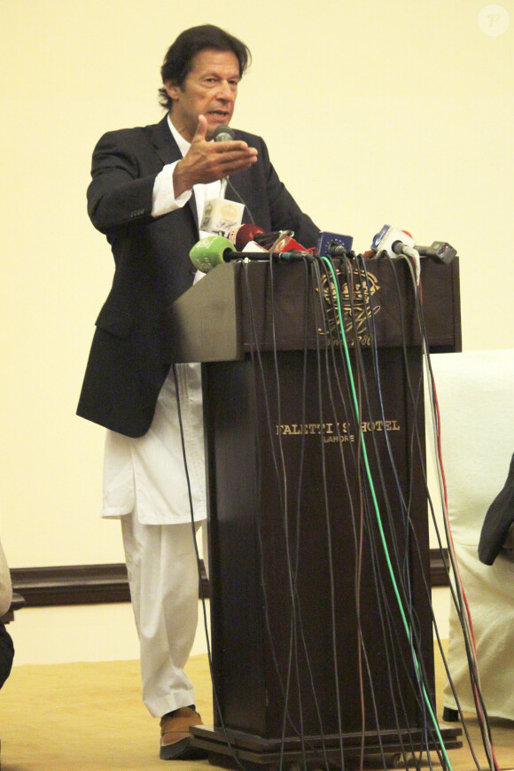 Imran Khan lors d'une conférence de presse à Lahore le 27 novembre 2014