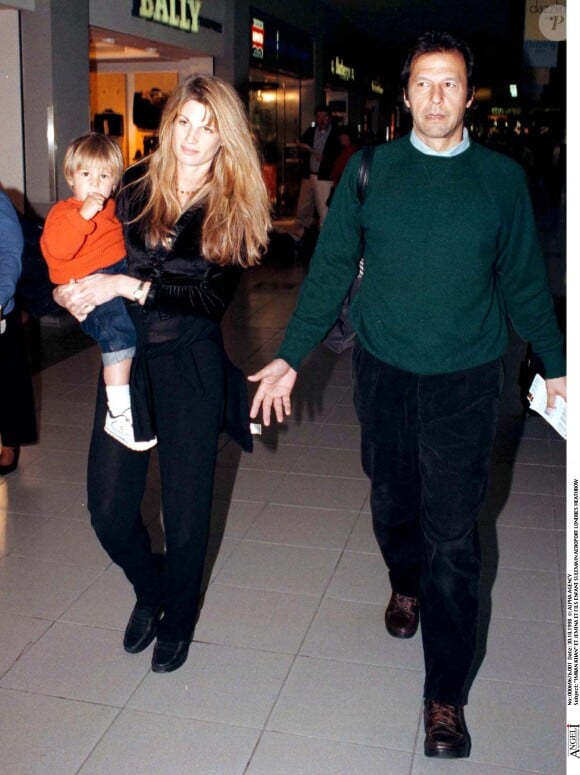 Imran Khan et Jemima avec leur fils Suleiman à l'aéroport d'Heathrow à Londres en 1998