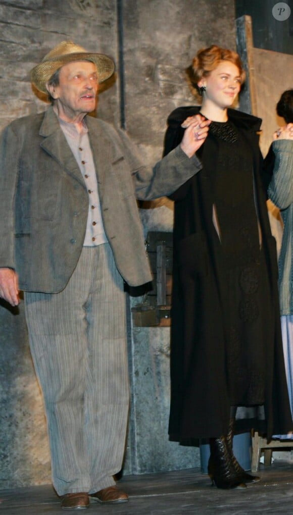 Marcel Cuvelier aux côtés de Chloë Berthier dans la pièce Landru au Théâtre Marigny, Paris, le 1er février 2005.  