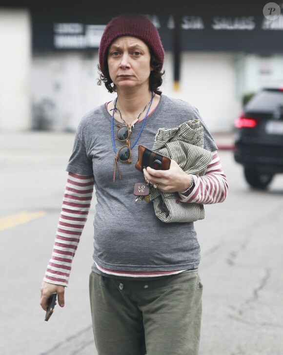 Exclusif - Sara Gilbert (enceinte) se promène dans les rues de Studio City. Le 11 janvier 2015  