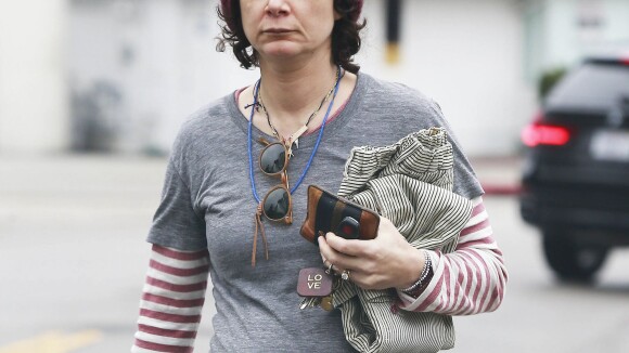 Sara Gilbert enceinte : Elle prend la défense des gays qui ne s'assument pas