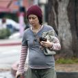  Exclusif - L'actrice Sara Gilbert qui est enceinte se prom&egrave;ne dans les rues de Studio City. Le 11 janvier 2015&nbsp; 