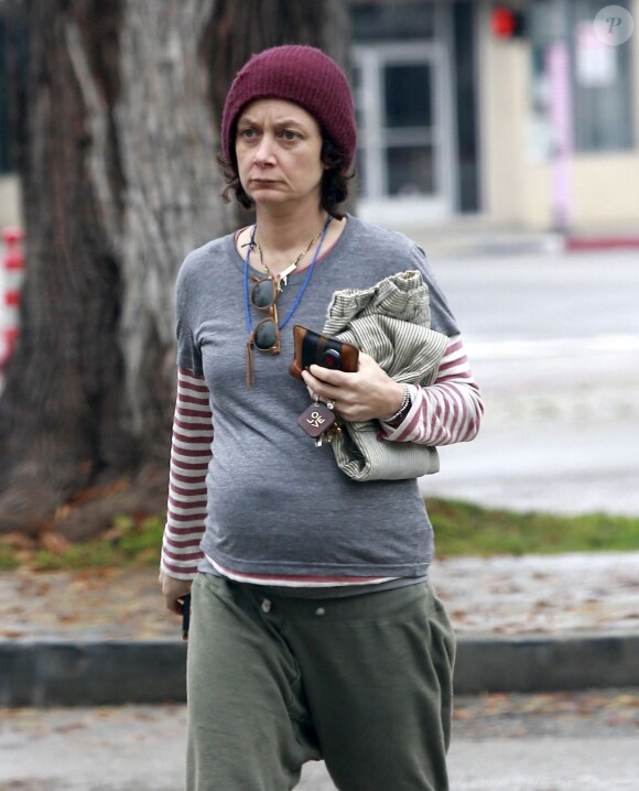 Exclusif - L'actrice Sara Gilbert (enceinte) se promène dans les rues de Studio City. Le 11 janvier 2015