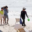  Sara Gilbert, sa femme Linda Perry et ses enfants Levi et Sawyer sur la plage lors de leurs vacances &agrave; Hawaii, le 27 ao&ucirc;t 2014.  