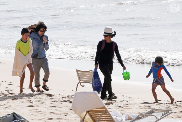 Sara Gilbert, sa femme Linda Perry et ses enfants Levi et Sawyer sur la plage lors de leurs vacances à Hawaii, le 27 août 2014. 