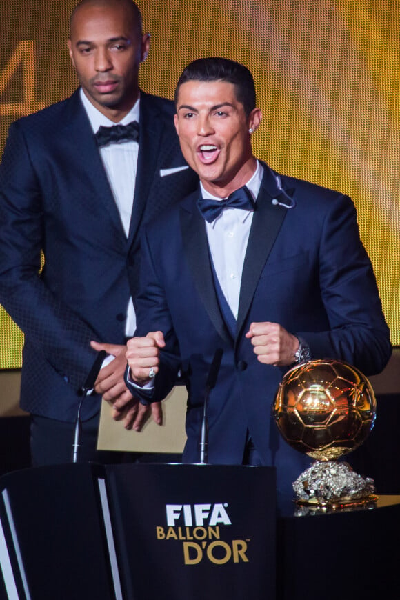 Cristiano Ronaldo pousse un cri étrange à la fin de la cérémonie du Ballon d'Or 2014 à Zurich, le 12 janvier 2015, sous les yeux d'un Thierry Henry interloqué